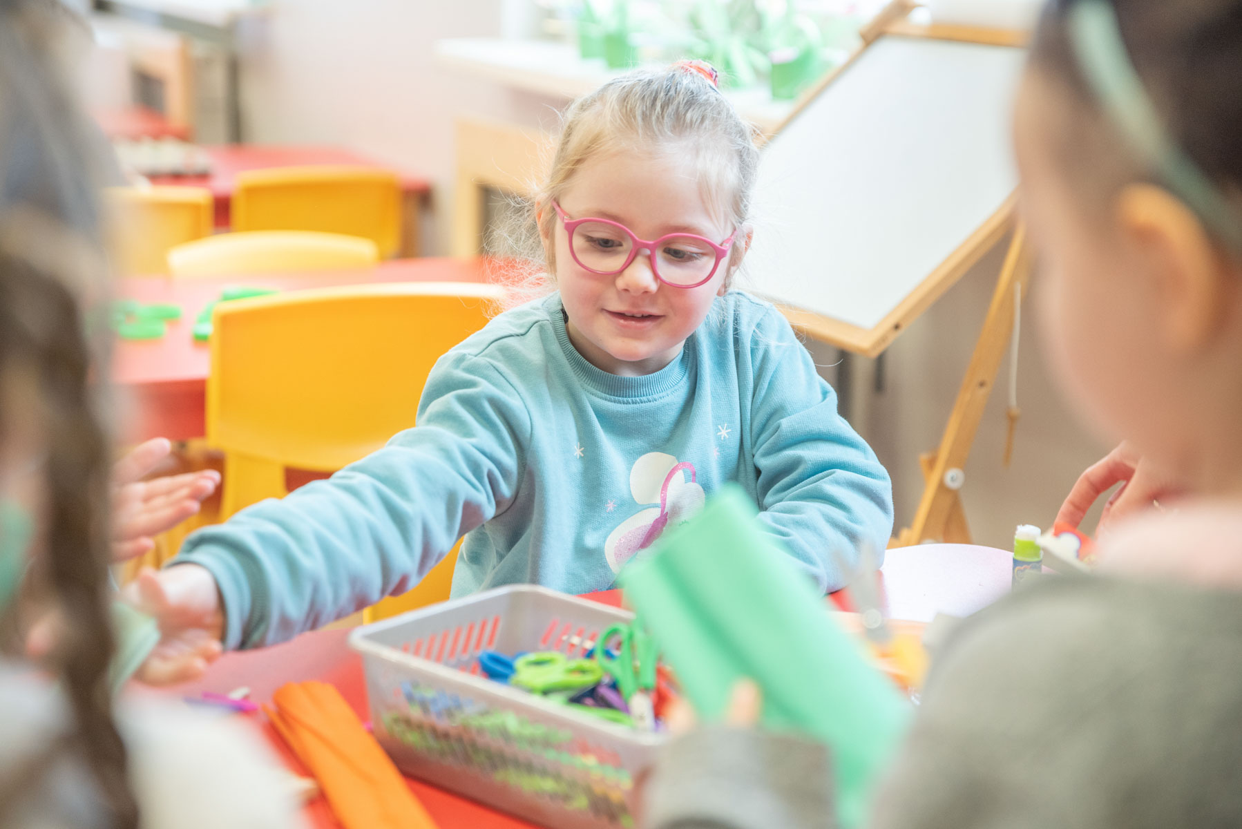 Dziecko bawiące się przy stoliku w przedszkolu